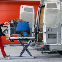 Der xetto hebt schwere Lasten ganz leicht in den Transporter